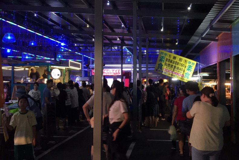 台中400坪新夜市逛起來！試營運期間，拍照打卡就送機車摸彩券