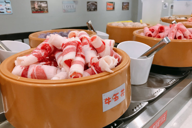 高雄人太幸福！「回轉火鍋」75種配料吃到飽竟然只要288元