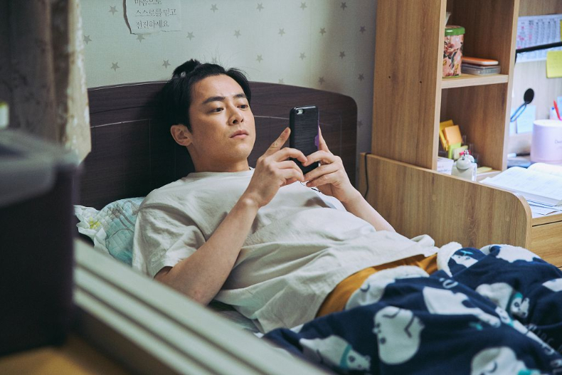 災難片《極限逃生》讓人笑到停不下來！？曹政奭、潤娥打破《與神同行》首日票房，看過的都稱讚