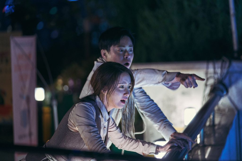 災難片《極限逃生》讓人笑到停不下來！？曹政奭、潤娥打破《與神同行》首日票房，看過的都稱讚