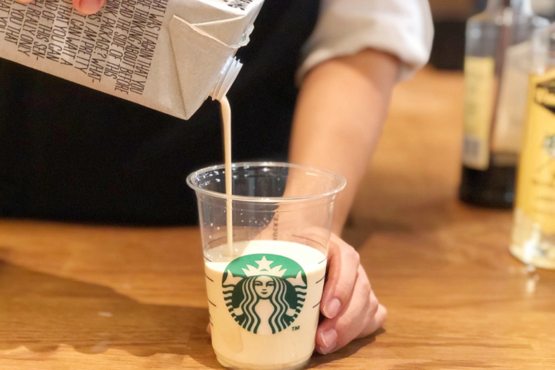 這3天有買一送一！星巴克燕麥奶新品，首推「燕麥焦糖瑪奇朵」與「燕麥咖啡漿果那堤」2款！