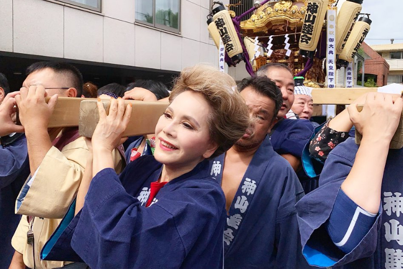 從藝妓到總統夫人，甚至坐過牢、拍裸照！日本79歲黛薇夫人：活著就要盡興