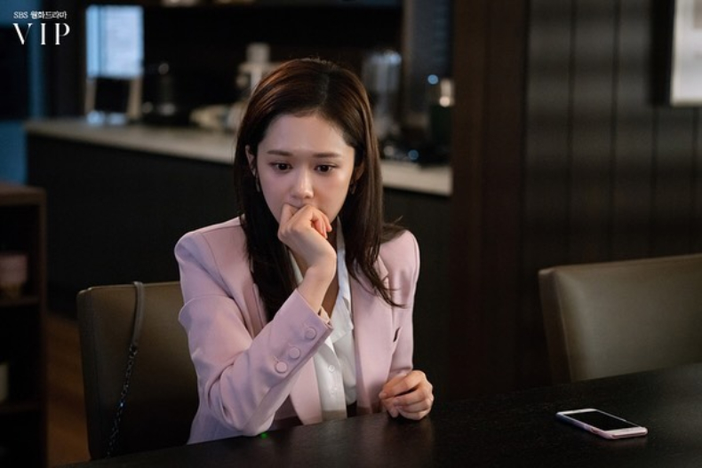 小三是誰!《VIP:她們的秘密》張娜拉收到簡訊:你老公的女人就在你身邊…