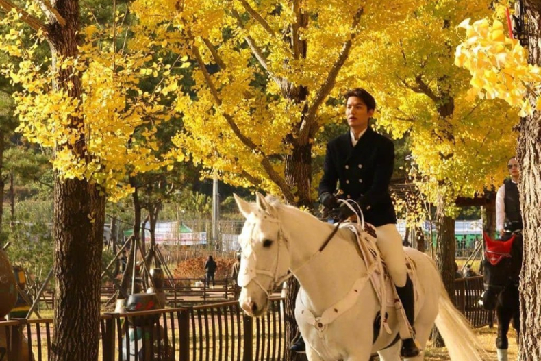 快來顧眼睛!李敏鎬新戲化身「白馬王子」,帥到網友大呼:我戀愛了