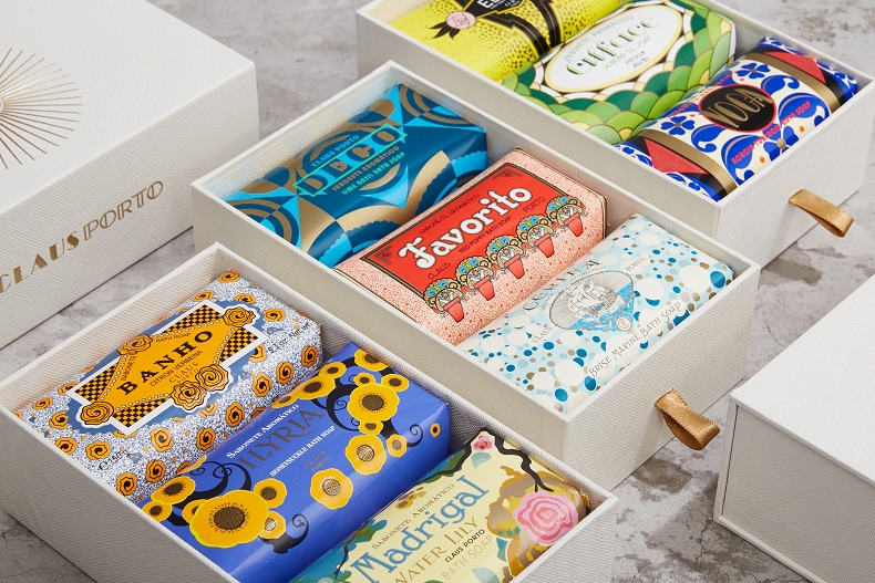 01.Claus Porto 里斯本頌歌皇家香氛皂-50g $320元、150g $560元、350g $790元 - 01.Claus Porto_里斯本頌歌皇家香氛皂-50g $320元、150g $560元、350g $790元.jpg 挑禮物囉~Kitty、皮卡丘系列呼叫鐵粉,還有明星商品現省560!