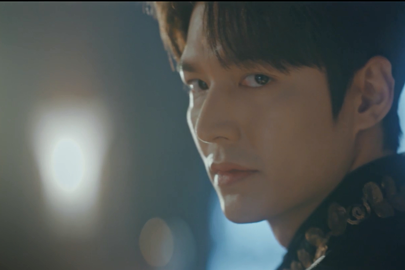 快收新劇照！《The King》李敏鎬緊抱女主，網哀嚎：好想當金高銀