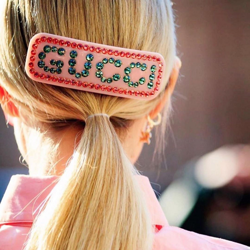樸素馬尾也能美成仙！加1「LOGO髮夾」時髦度直接飆升100分