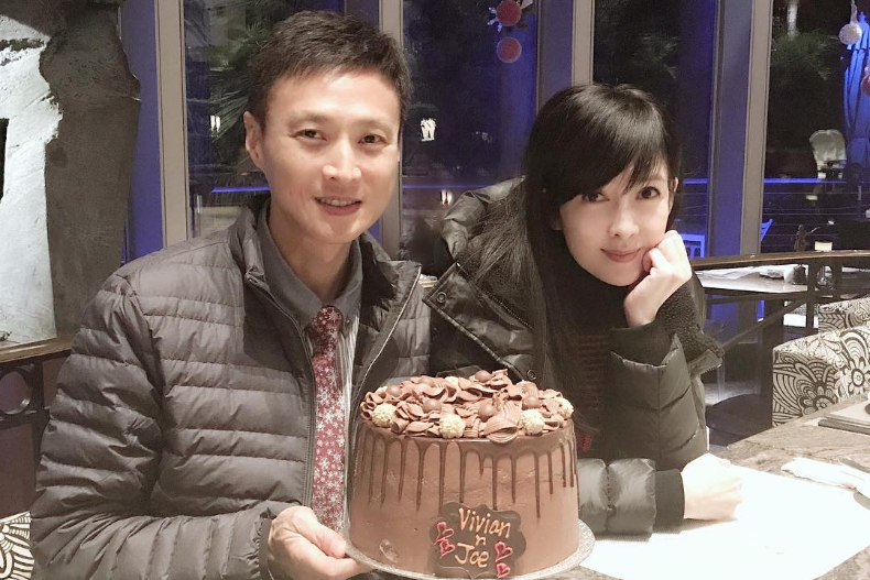 周慧敏老公又出軌！？倪震和20多歲「年輕女子」逛街，互動親密