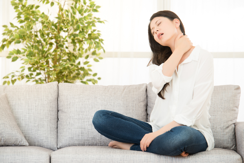 真的太容易了！只要「深呼吸」就能按摩，解放令人崩潰的「腰酸背痛」