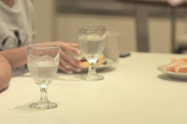 他對我有好感嗎？日妞親授「杯子試探法」：杯子越近，就越喜歡你