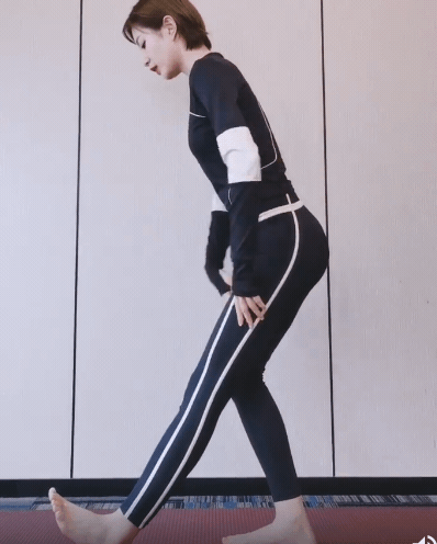 瘦22 - 瘦22.gif 告別大象腿不是夢!5個伸展雕塑線條,人人都能練就筆直細長「超模腿」