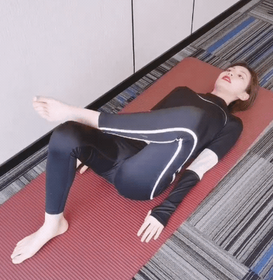 瘦55 - 瘦55.gif 告別大象腿不是夢!5個伸展雕塑線條,人人都能練就筆直細長「超模腿」