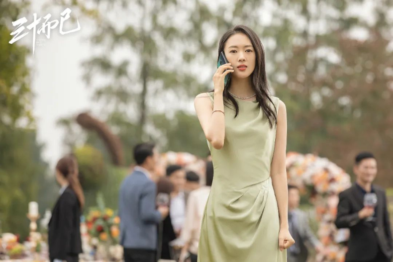 教科書等級！《三十而已》童瑤造型解析，這4大單品穿出知性女人味