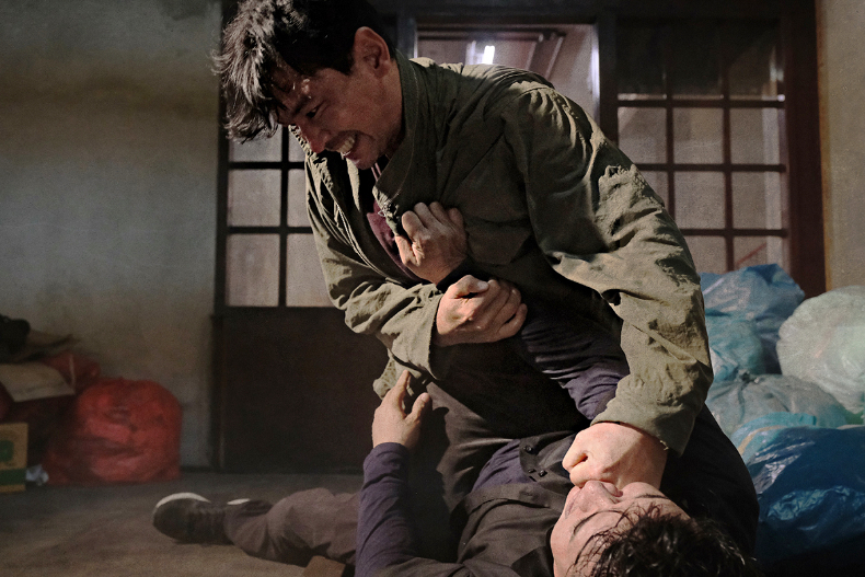 韓媒推薦必看電影！《魔鬼對決》李政宰化身「冷血殺手」找黃晸玟報仇