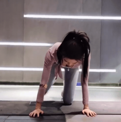 跪地 - 跪地.gif 躺著做也能瘦!抬腿簡單升級成這7招,每天勤練1個月擺脫豬蹄