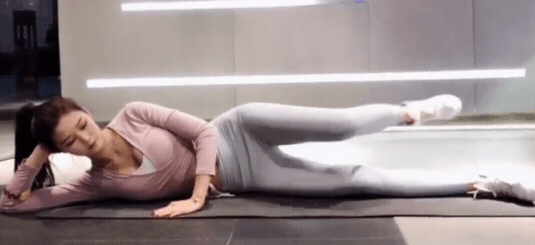 踢腿 - 踢腿.gif 躺著做也能瘦!抬腿簡單升級成這7招,每天勤練1個月擺脫豬蹄
