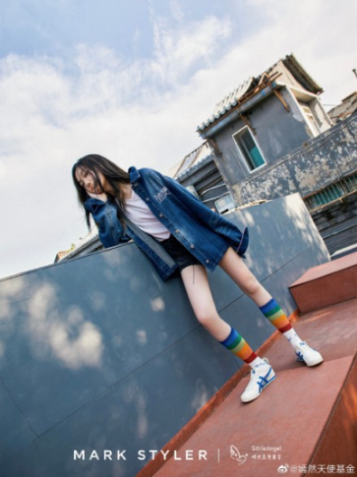 王菲女兒長越大越美！14歲李嫣時尚照曝光，高冷氣場和媽媽有得拚