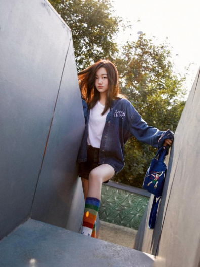 王菲女兒長越大越美！14歲李嫣時尚照曝光，高冷氣場和媽媽有得拚