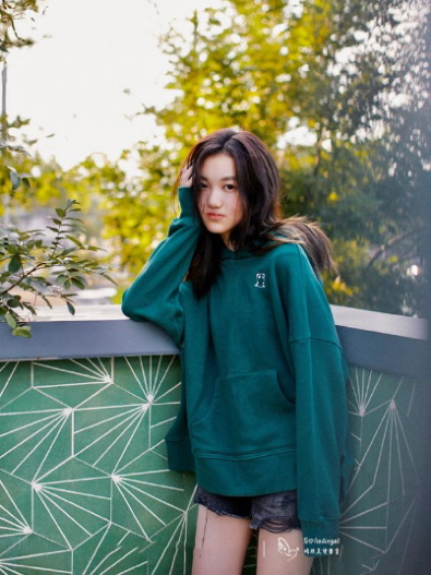 王菲女兒長越大越美！14歲李嫣時尚照曝光，高冷氣場和媽媽有得拚