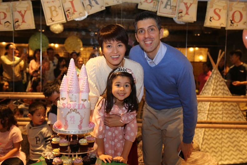 交往半年就閃婚！梁詠琪結婚9年常曬恩愛：只要看著老公，我就很幸福