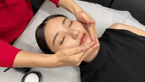 首次公開！傳奇乳霜「亞曼尼黑霜」萬元級護膚手法學起來～踢走鬆弛嘴邊肉