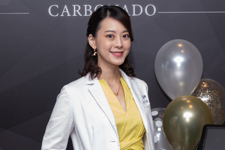 毛孔黑頭不是粉刺，是「皮脂管絲」！靠洗臉難清除，醫師教你這樣無痛清光