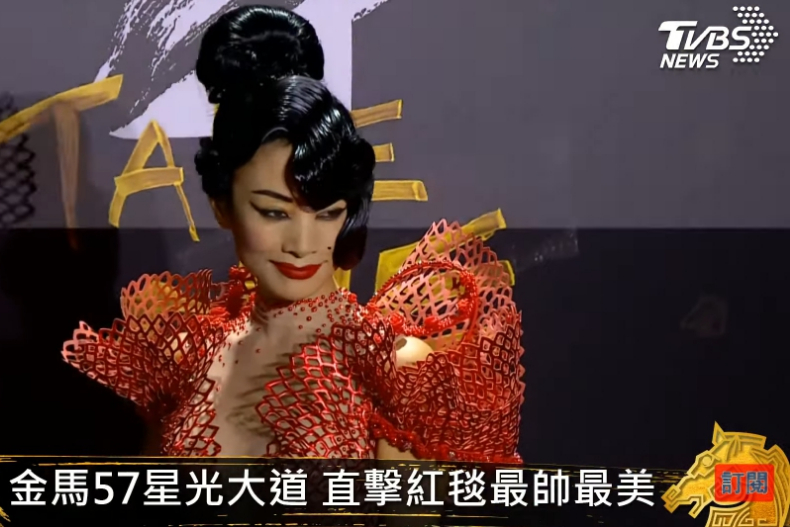 【金馬57】是驚喜還是驚嚇？白靈超狂「嗆紅中空禮服」，橫幅裙襬就是要你記住她