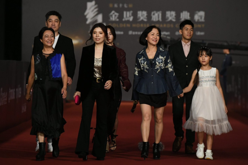58歲潘麗麗金馬紅毯大秀辣腿！2個月減脂6公斤，「拳頭飲食」你也能做到