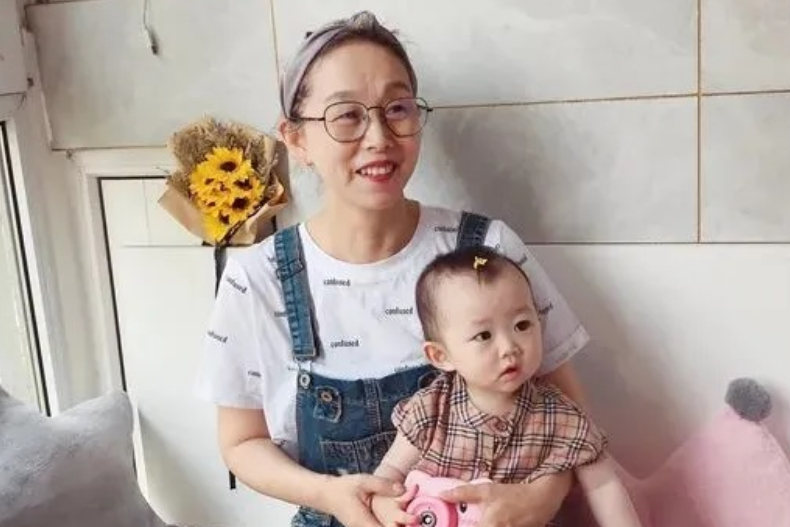 帶娃也要時尚！57歲外婆退休改當穿搭網紅：任何時候我都不會丟失自己