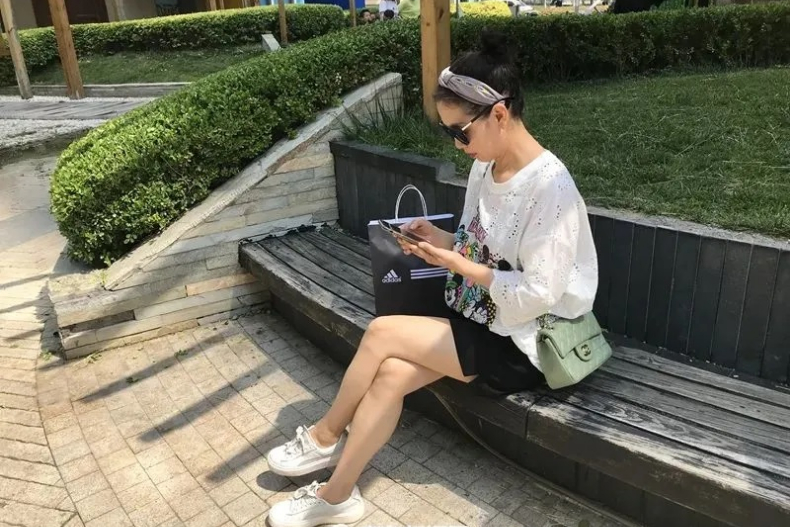 帶娃也要時尚！57歲外婆退休改當穿搭網紅：任何時候我都不會丟失自己
