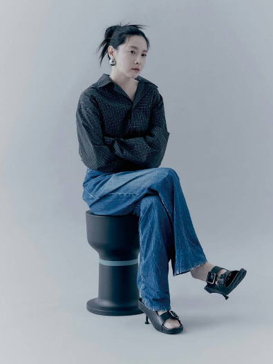 把50歲穿成30歲！李英愛「襯衫造型」登熱搜，簡單4招穿出優雅逆齡感