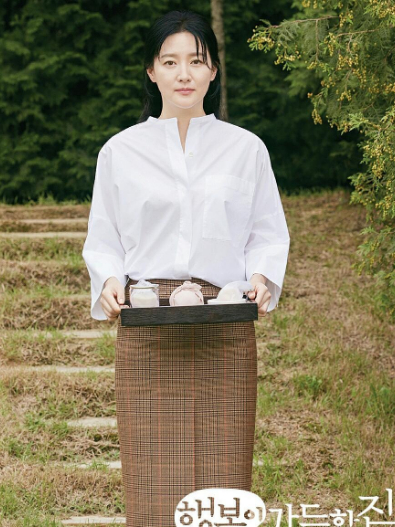 把50歲穿成30歲！李英愛「襯衫造型」登熱搜，簡單4招穿出優雅逆齡感