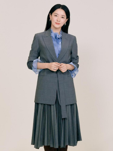 把50歲穿成30歲！李英愛「襯衫造型」登熱搜，簡單4招穿出優雅逆齡感