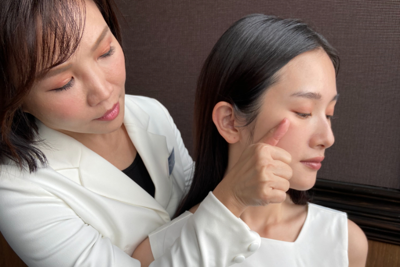 臉蛋鬆、垮、垂？快學柳燕「美肌核心按摩」！還有大容量「全臉眼霜」拯救細紋