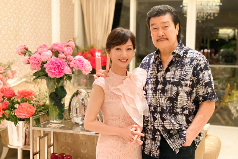 結婚37年仍被捧在手心疼！「白娘子」趙雅芝老公霸氣寵妻：我連包，都捨不得讓她拿