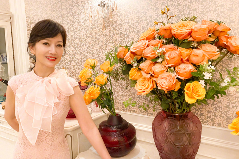 結婚37年仍被捧在手心疼！「白娘子」趙雅芝老公霸氣寵妻：我連包，都捨不得讓她拿