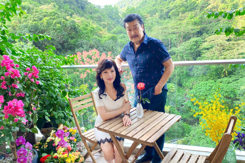 結婚37年仍被捧在手心疼！「白娘子」趙雅芝老公霸氣寵妻：我連包，都捨不得讓她拿