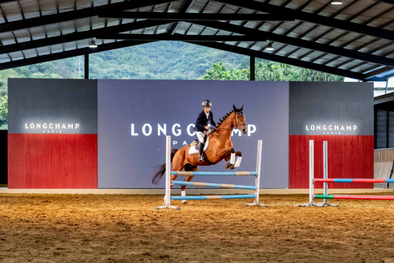 FotoJet (2) - FotoJet (2).jpg 在馬場裡看秀!LONGCHAMP 2021秋冬時裝秀登場,陳庭妮:這雙靴子美到想收