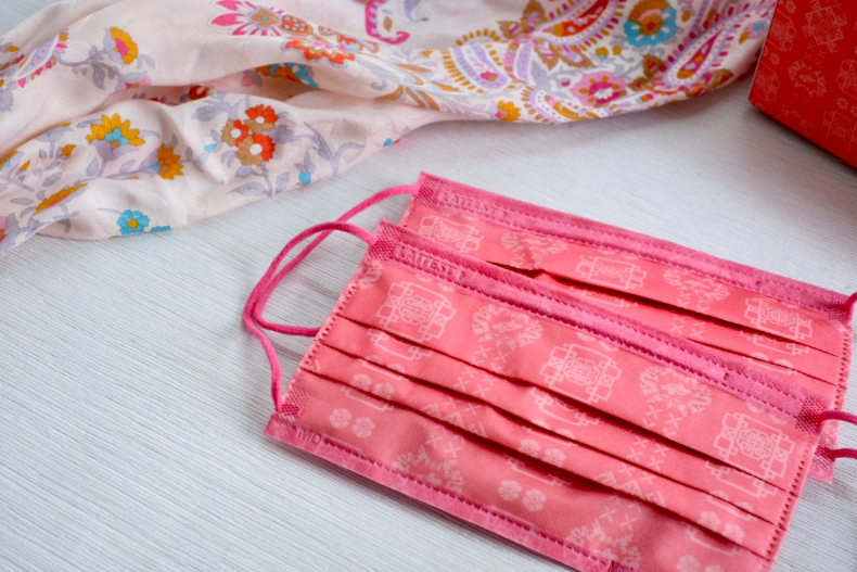 萊潔「玫瑰粉刺繡口罩」情人節浪漫開賣！萊爾富限量1萬盒，6大通路接力上市