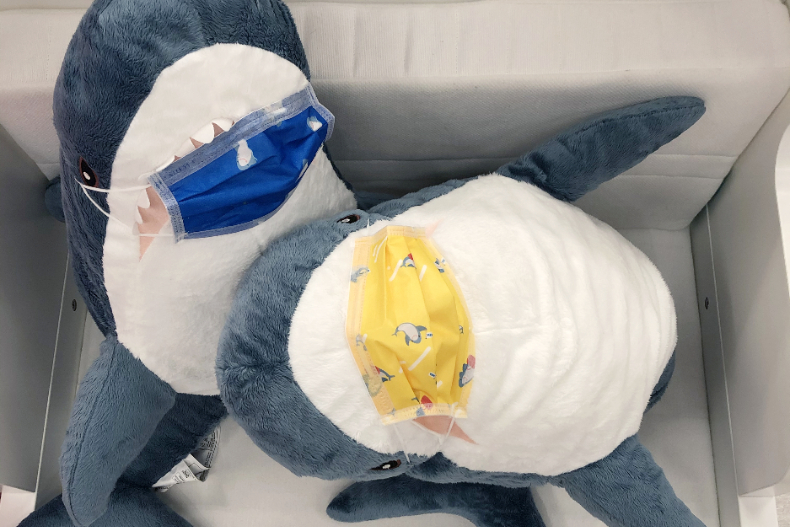 IKEA超可愛「鯊魚口罩」竟然還雙色，明天起就能擁有！寶雅再推5款絕美「春天口罩」