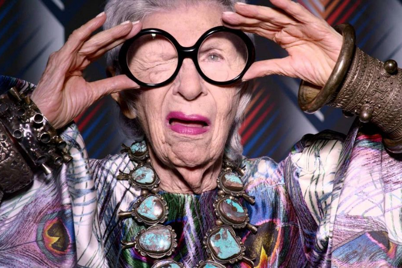 102歲網紅奶奶Iris Apfel時尚人生謝幕！回顧她的穿搭金句：我打扮不為別人，是給自己開心