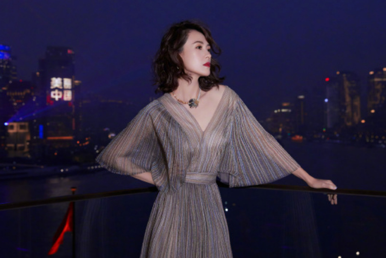 FotoJet - FotoJet.jpg 氣場太強大了!劉嘉玲、章子怡「深V禮服」同框看秀,網讚:她靠「這點」取勝