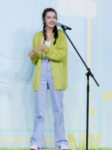 FotoJet - FotoJet.jpg 網讚「最會穿牛仔褲」的女人!跟著迪麗熱巴這樣穿,基本單品也搭出顯瘦增高感