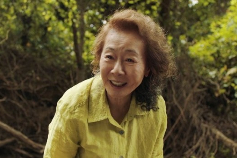 恭喜！國民奶奶尹汝貞奪奧斯卡最佳女配角，成韓國影史第一人！台上再現「尹氏幽默」
