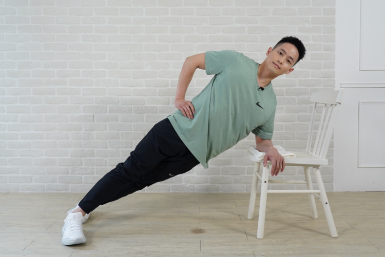 一招健身擁有Lisa緊實小蠻腰！正確「棒式」姿勢學起來，加碼燃脂瘦腹進階式
