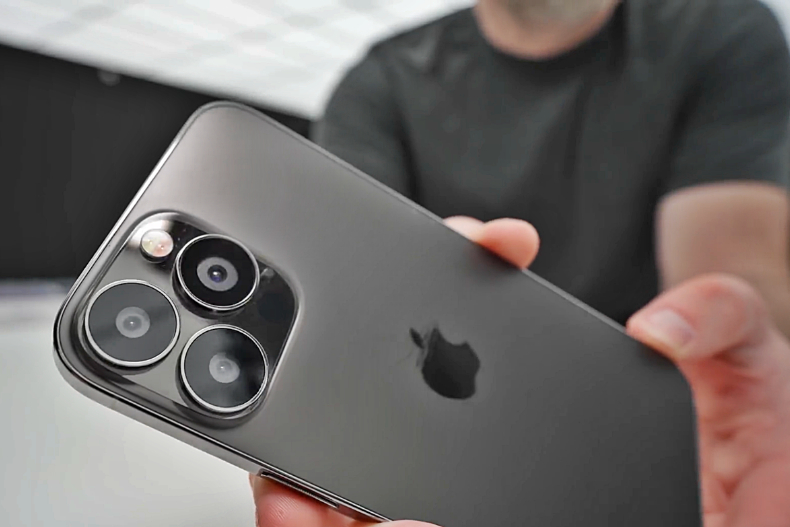 iPhone 13「最完美摩卡色」超質感實體曝光！瀏海真的縮小了，機身、鏡頭都變胖