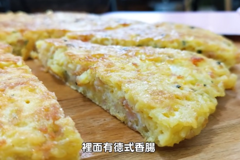 宅家吃泡麵也能超美味！金黃酥脆「泡麵煎餅」五分鐘做好、維力炸醬麵＋「這個」好吃到升天！