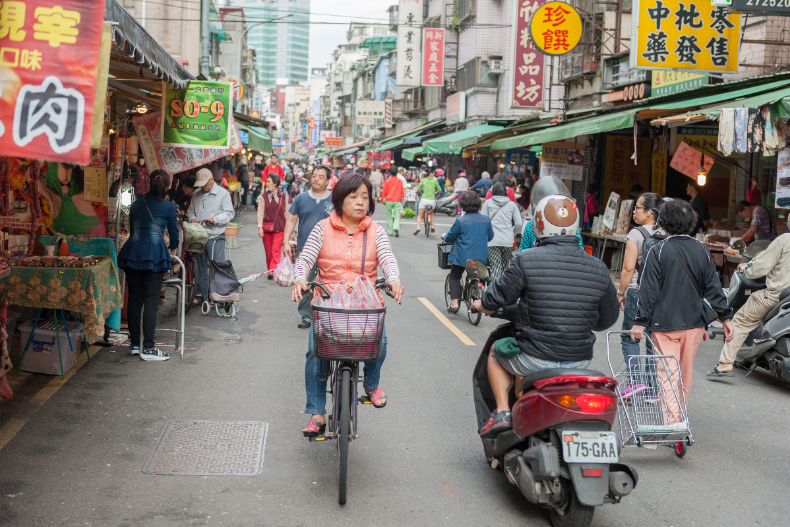 全台10縣市今起「市場分流」！小七、家樂福、全家「蔬果箱」直送你家，還能吃屯京拉麵