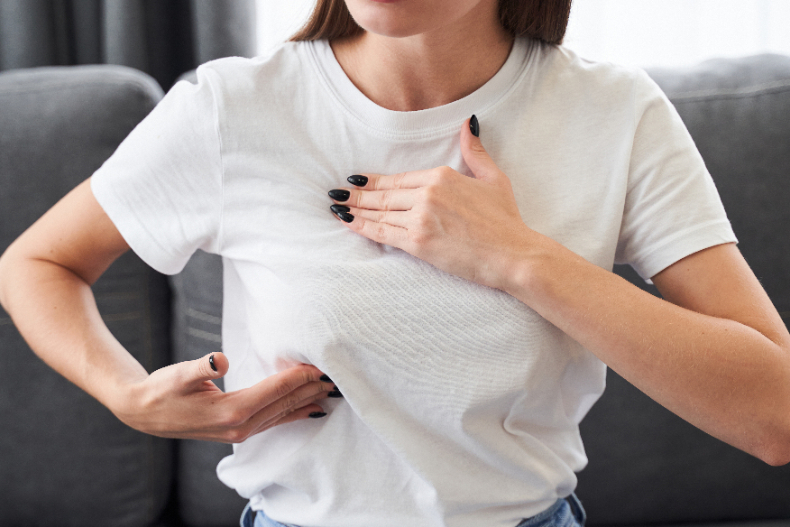 胸部輕壓會痛=乳癌找上門?乳房疼痛分4種,乳頭出現「這情況」要快就醫