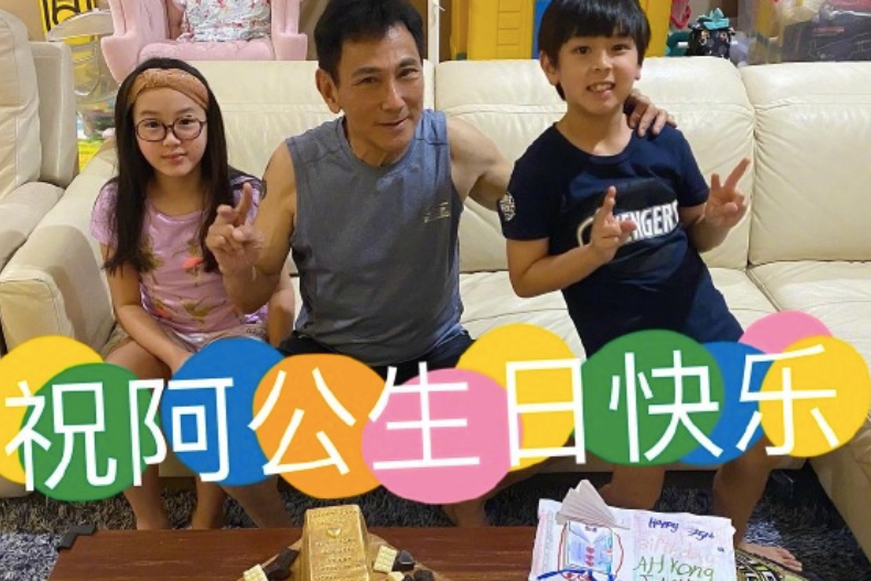 有圖有真相！吳尊高顏值75歲爸「年輕到像兄弟」，穿吊嘎露肌肉慶生